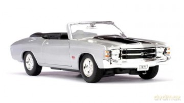 Model kolekcjonerski 1971 Chevrolet Chevelle SS454 srebrny
