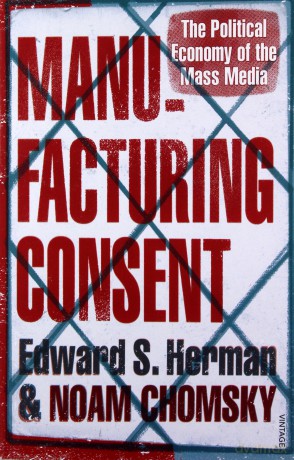 Manufacturing Consent - Noam Chomsky, Edward S. Herman [KSIĄŻKA]