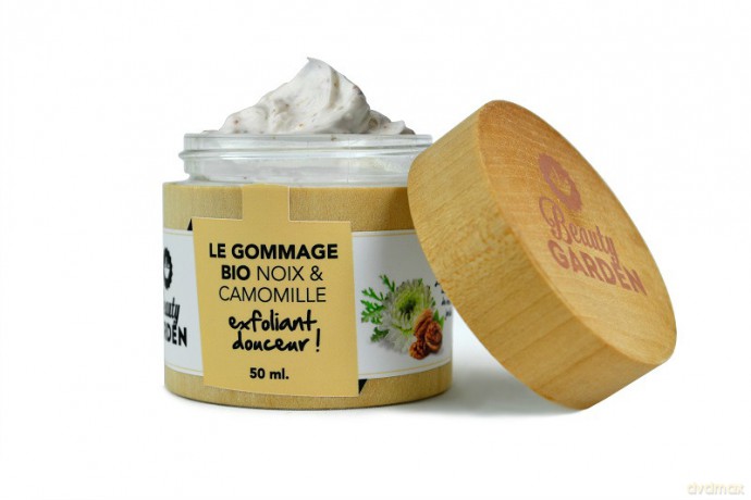 Organiczny peeling do twarzy z rumiankiem i orzechem włoskim