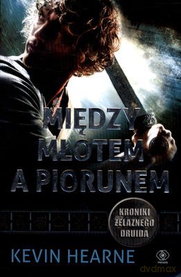 Między Młotem A Piorunem - Kevin Hearne [KSIĄŻKA]