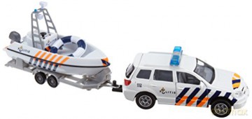 Auto + przyczepa z łodzią pod kloszem