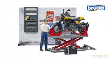 BWorld Warsztat naprawy motocykli z motocyklem Ducati z pełną przepustnicą