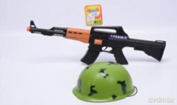 Karabin z hełmem w siatce