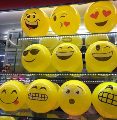 Piłka gumowa z buźkami emotikonami