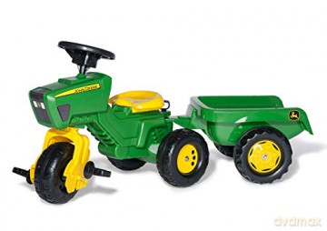 Traktor John Deer z przyczepą