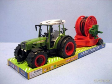 Traktor z deszczownicą pod kloszem