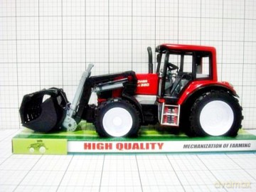 Traktor z maszynami pod kloszem