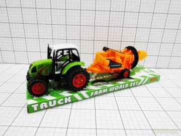 Traktor z maszyną rolniczą pod kloszem