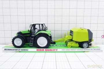 Traktor z maszyną rolniczą pod kloszem