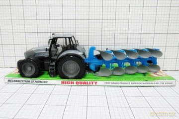 Traktor z maszyną rolniczą pod kloszem