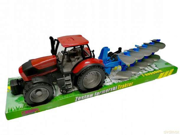 Traktor z maszyną rolniczą pod kloszem