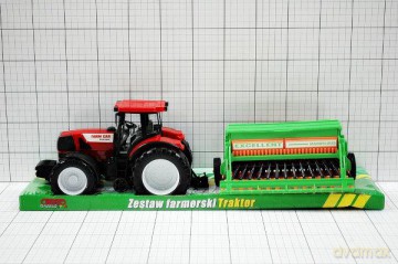 Traktor z maszyną rolniczą pod kloszem