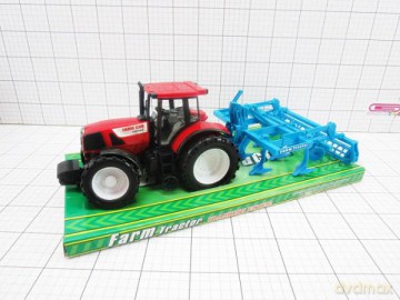 Traktor z maszyną rolniczą pod kloszem