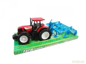 Traktor z maszyną rolniczą pod kloszem