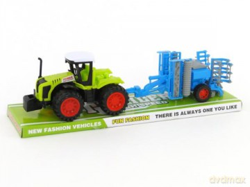 Traktor z przyczepą i napędem pod kloszem