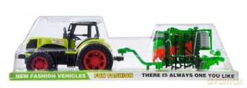 Traktor z przyczepą pod kloszem