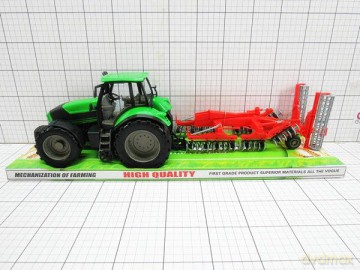 Traktor z przyczepą pod kloszem
