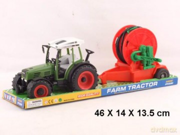 Traktor z przyczepą pod kloszem