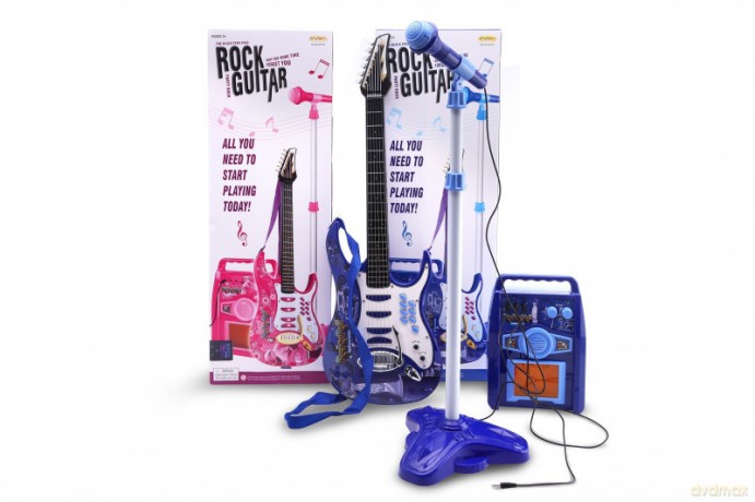Gitara z mikrofonem i wzmacniaczem