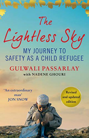 The Lightless Sky: My Journey to Safety as a Child Refugee - Gulwali Passarlay [KSIĄŻKA]
