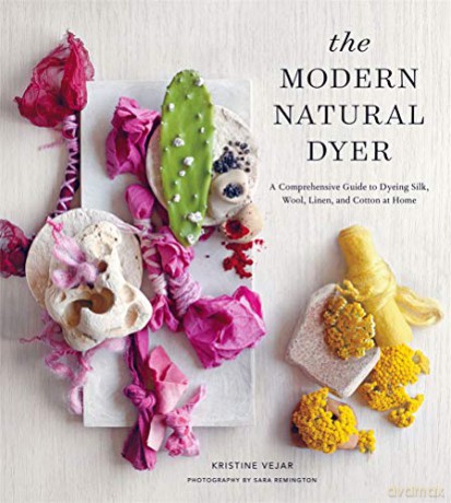 The Modern Natural Dyer: A Comprehensive Guide to Dyeing Silk, Wool, Linen, and Cotton at Home - Kristine Vejar [KSIĄŻKA]