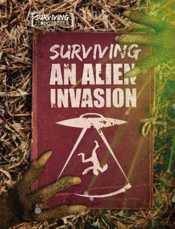 Surviving an Alien Invasion (Surviving the Impossible) - Charlie Ogden [KSIĄŻKA]