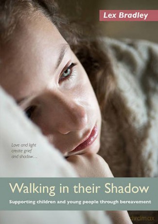 Walking In Their Shadow: Supporting children and young people through bereavement - Lex Bradley [KSIĄŻKA]