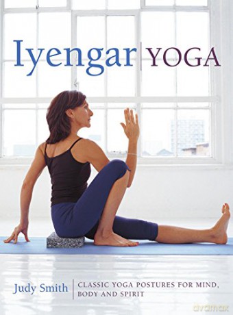 Iyengar Yoga: Classic Yoga Postures for Mind, Body and Spirit - Judy Smith [KSIĄŻKA]