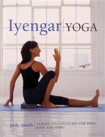 Iyengar Yoga: Classic Yoga Postures for Mind, Body and Spirit - Judy Smith [KSIĄŻKA]