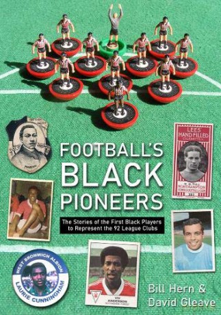 Football's Black Pioneers: The Stories of the First Black Players to Represent the 92 League Clubs - Bill Hern [KSIĄŻKA]