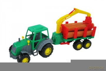 Traktor z naczepą z drewnem w siatce