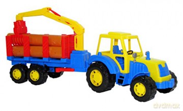 Traktor z naczepą z drewnem w siatce