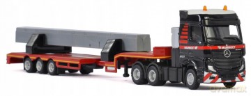 MAMMOET Ciągnik siodłowy MB ACTROS BIGSPACE 6x4 z niskopodwoziową 3-osiową naczepą + betonowa belka w pudełku