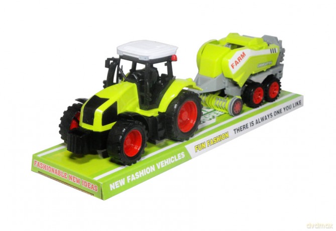Traktor z prasą