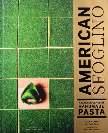 American Sfoglino: A Master Class in Handmade Pasta (Pasta Cookbook, Italian Cooking Books, Pasta and Noodle Cooking) - Evan Funke [KSIĄŻKA]