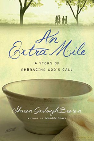 An Extra Mile: A Story of Embracing God's Call (Sensible Shoes Series) - Sharon Garlough Brown [KSIĄŻKA]