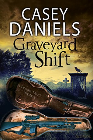The Graveyard Shift: A paranormal mystery: 10 (A Pepper Martin Mystery) - Casey Daniels [KSIĄŻKA]