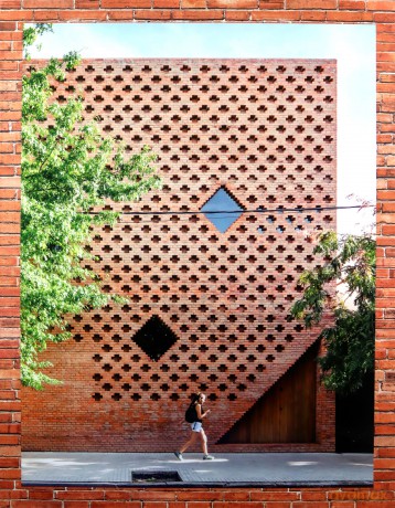 100 Contemporary Brick Buildings: JU - Philip Jodidio [KSIĄŻKA]