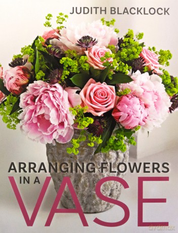 Arranging Flowers in A Vase - Judith Blacklock [KSIĄŻKA]