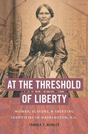 At the Threshold of Liberty: Women, Slavery, and Shifting Identities in Washington, D.C. (The John Hope Franklin Series in African American History and Culture) - Tamika Y. Nunley [KSIĄŻKA]