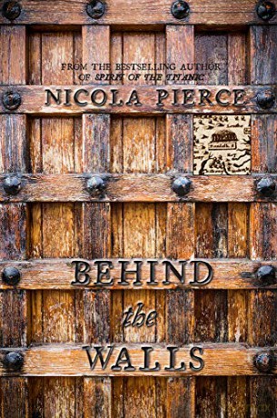 Behind the Walls: A City Besieged (Blue Flag) - Nicola Pierce [KSIĄŻKA]