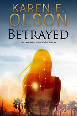 Betrayed: 3 (A Black Hat Thriller) - Karen E. Olson [KSIĄŻKA]