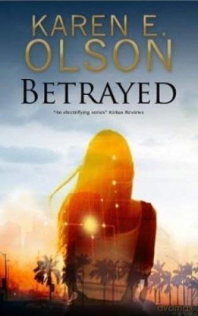 Betrayed: 3 (A Black Hat Thriller) - Karen E. Olson [KSIĄŻKA]