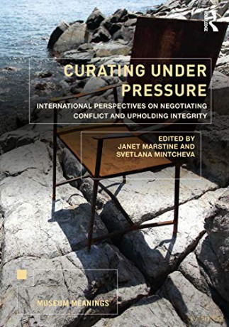 Curating Under Pressure: International Perspectives on Negotiating Conflict and Upholding Integrity (Museum Meanings) - Janet Marstine [KSIĄŻKA]