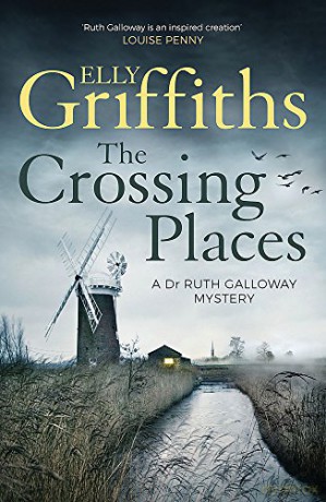 The Crossing Places: The Dr Ruth Galloway Mysteries 1 - Elly Griffiths [KSIĄŻKA]