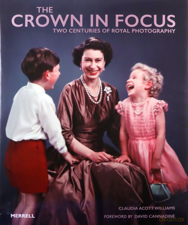 The Crown in Focus: Two Centuries of Royal Photography - David Cannadine [KSIĄŻKA]