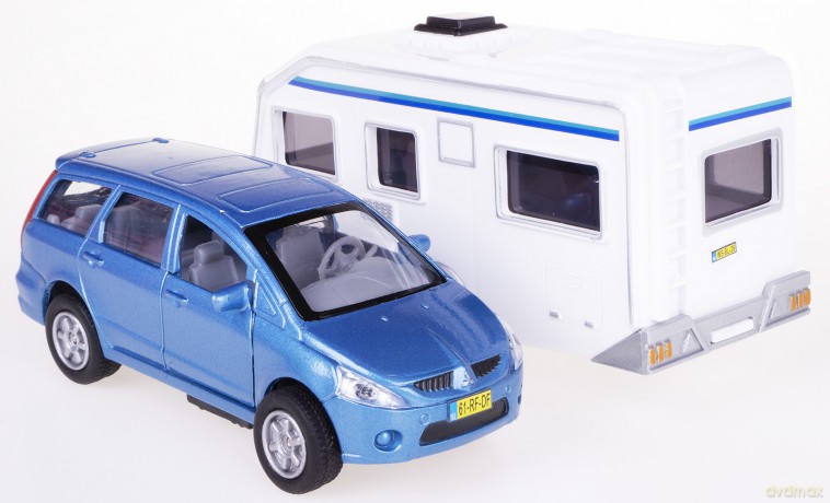 Auto z przyczepą Camping