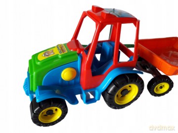 Traktor z przyczepą