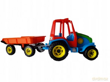 Traktor z przyczepą