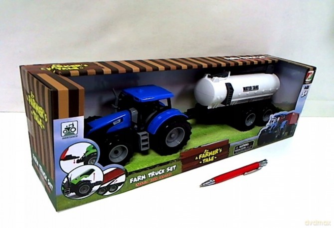 Traktor z przyczepą beczkowóz